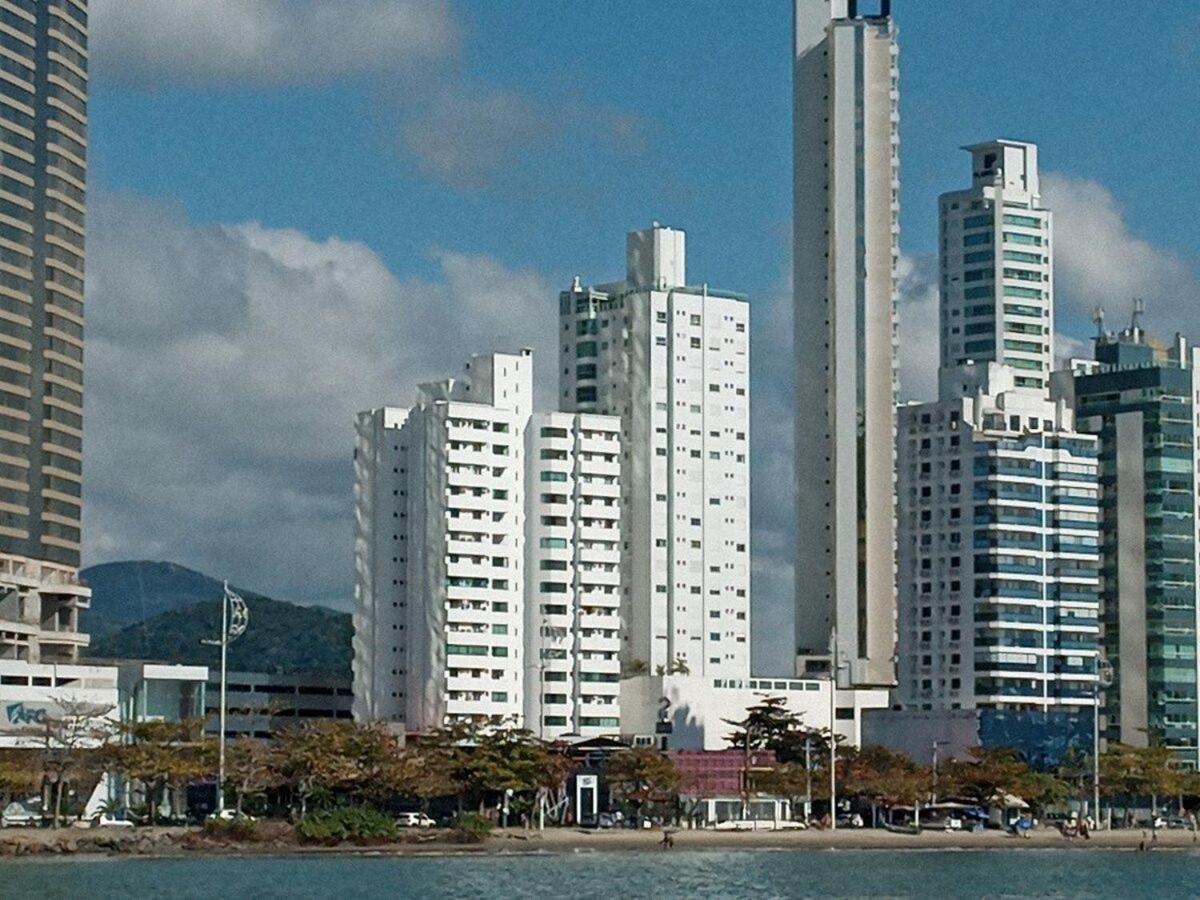 3 Suites Linda Vista Da Orla De Bc A 50M Da Praia - Somente Familiares Balneario Camboriu Bagian luar foto