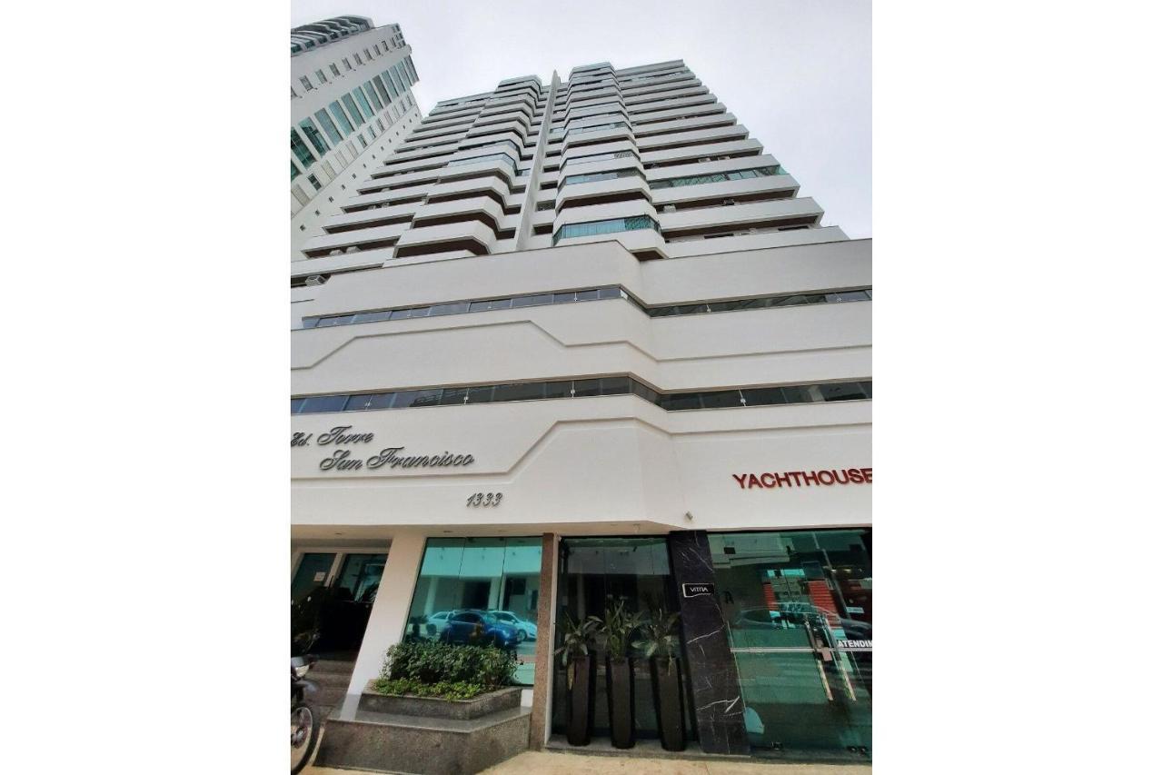 3 Suites Linda Vista Da Orla De Bc A 50M Da Praia - Somente Familiares Balneario Camboriu Bagian luar foto