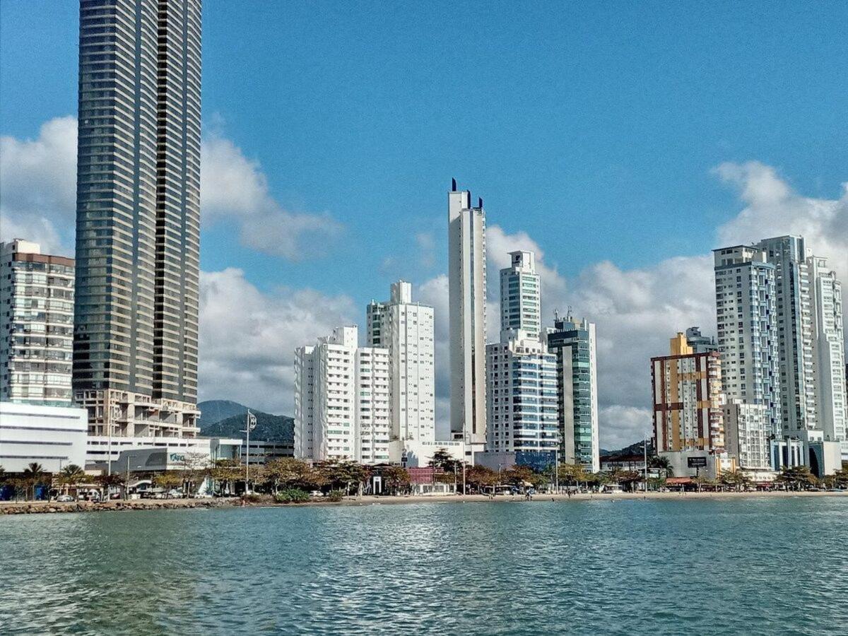 3 Suites Linda Vista Da Orla De Bc A 50M Da Praia - Somente Familiares Balneario Camboriu Bagian luar foto