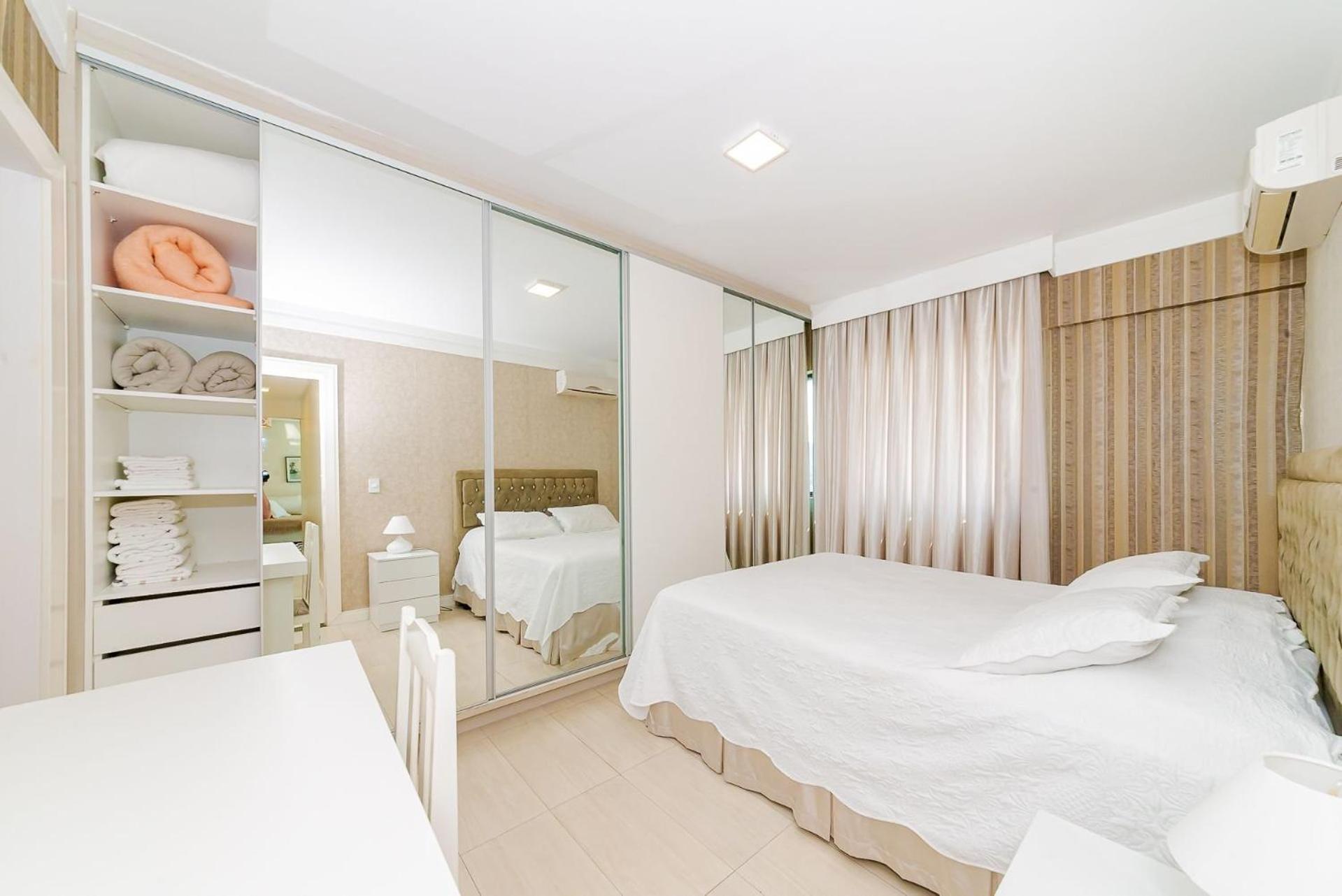 3 Suites Linda Vista Da Orla De Bc A 50M Da Praia - Somente Familiares Balneario Camboriu Bagian luar foto